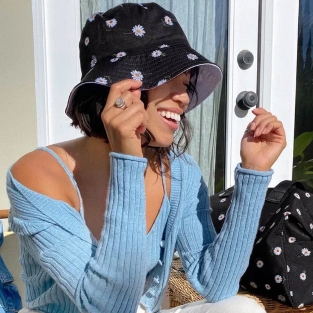 Alice + Olivia Reversible Floral/White bucket hat